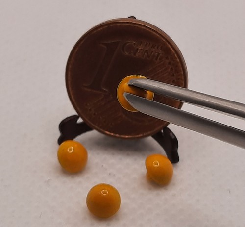Winzige metallknöpfe mit - winzige,